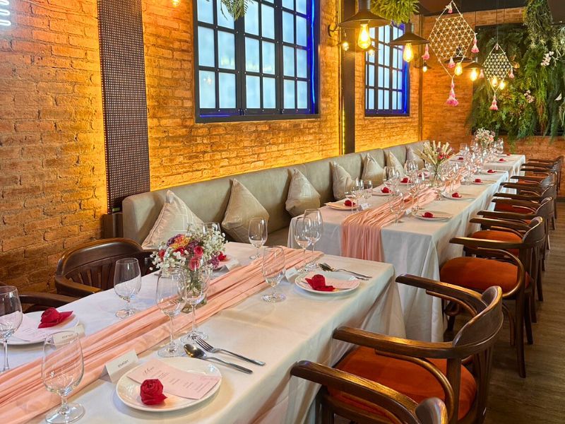 อาหารทุกจานที่เราคัดสรรมาคือบทบรรจงแห่งรสชาติและความใส่ใจ