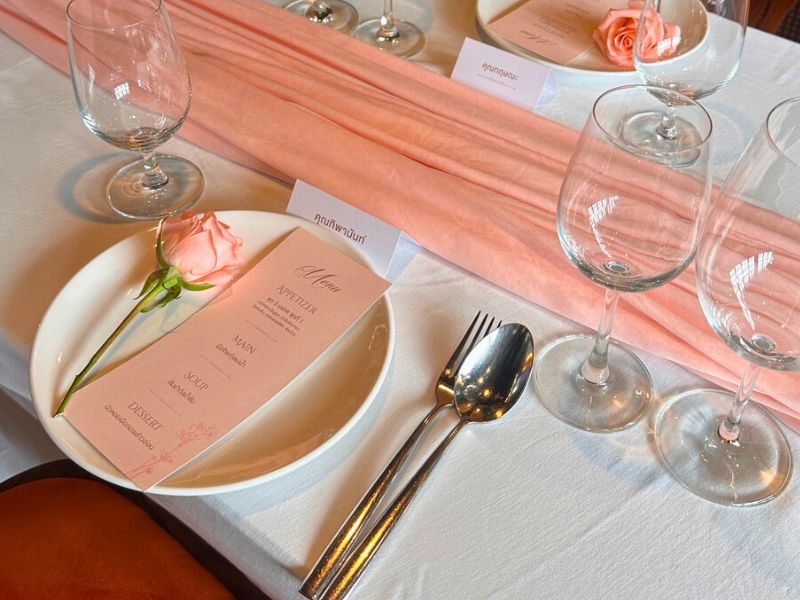 อาหารจานพิเศษที่จัดเสิร์ฟอย่างประณีต